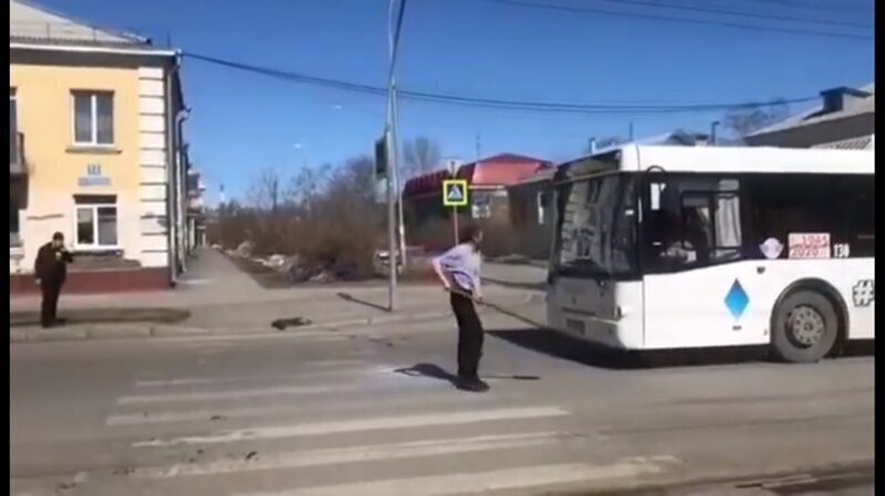 В Кемерово мужчина напал на автобусы, вооружившись лопатой