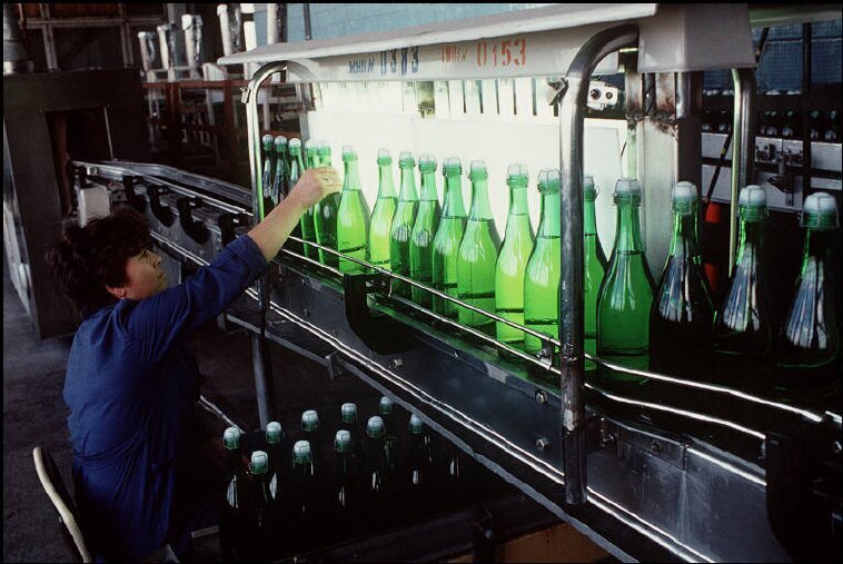 Линия по разливу шампанского на заводе Криуляны. 1988 год.