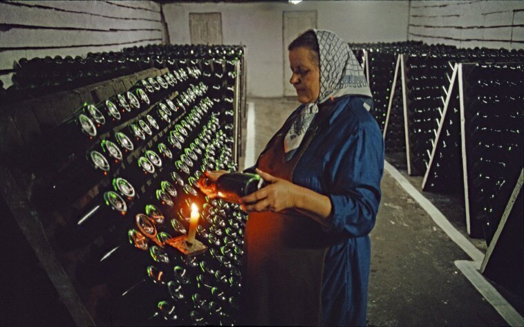 В винном подвале завода Криуляны. 1988 год.