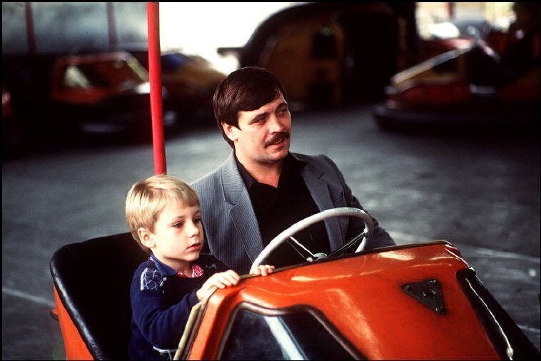 Кишинёв. Отец и сын в парке развлечений. 1988 год.