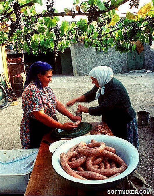 Село Кунича. Изготовление домашней колбасы. 1988 год.