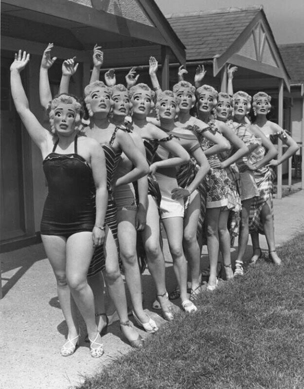Участницы британского конкурса красоты в масках Мэрилин Монро. 1952