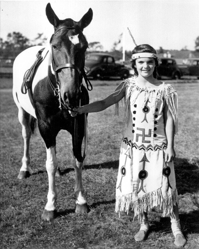 Детская фотография Жаклин Бувье в индейском наряде, будущей жены американского президента Джона Кеннеди. 8 декабря 1939 года