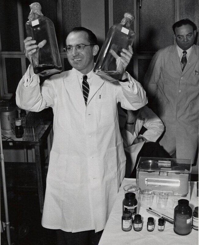 Джонас Солк демонстрирует первую вакцину против полиомиелита. 1955 год.