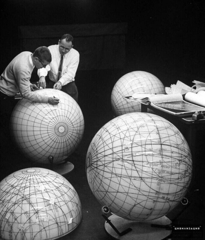 Ученые США отмечают траекторию советского Спутника, 1960-е годы