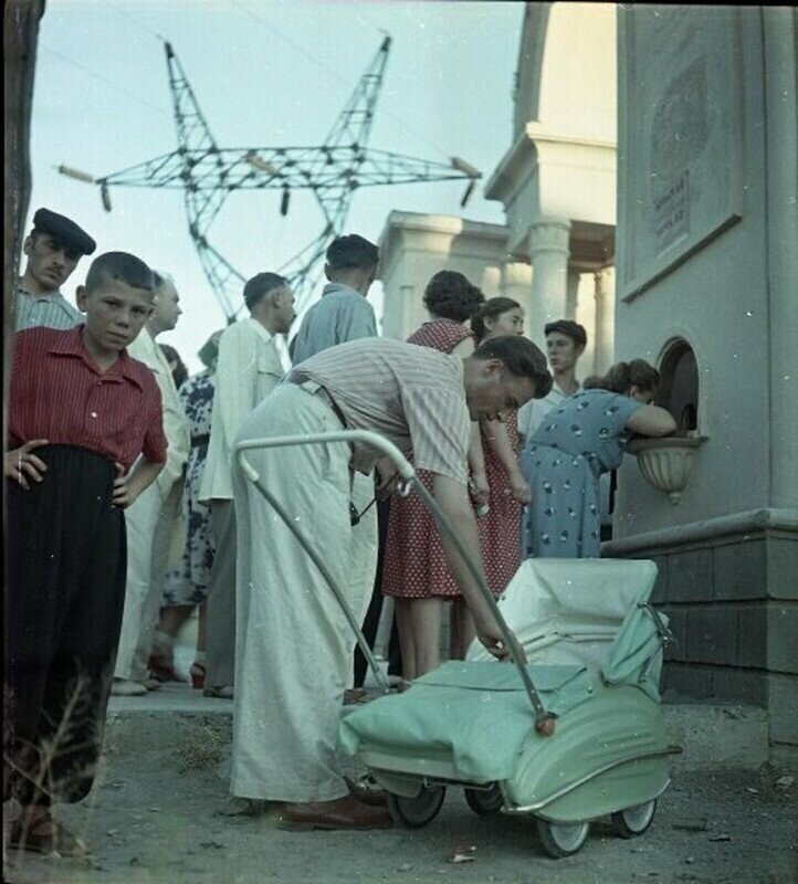 У входа в парк, СССР, 1957 год.⠀