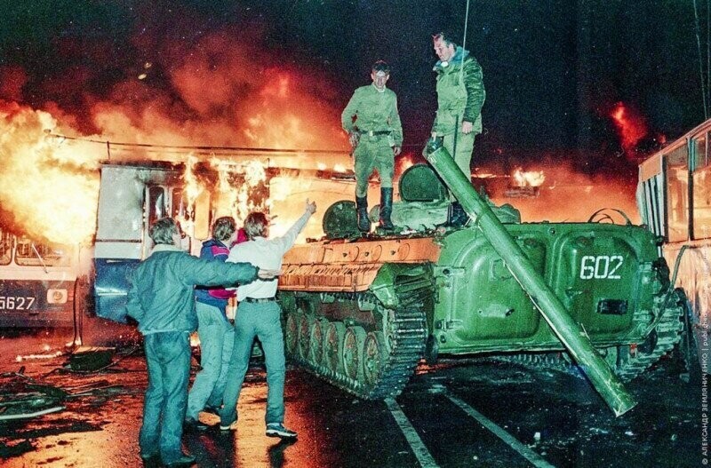 Протестующие сгоняют экипаж БМП у горящих баррикад. Москва, август 1991 года.