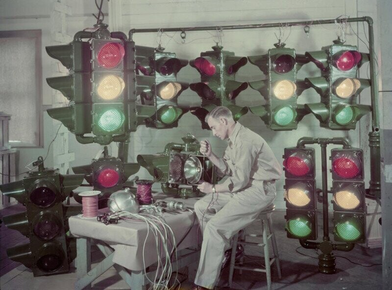 Производство светофоров. США, 1947