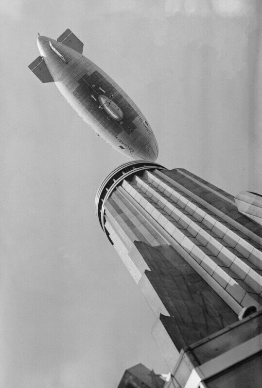 Дирижабль Columbia пролетает над вершиной Эмпайр Стейт Билдинг. 29 сентября 1931 г.