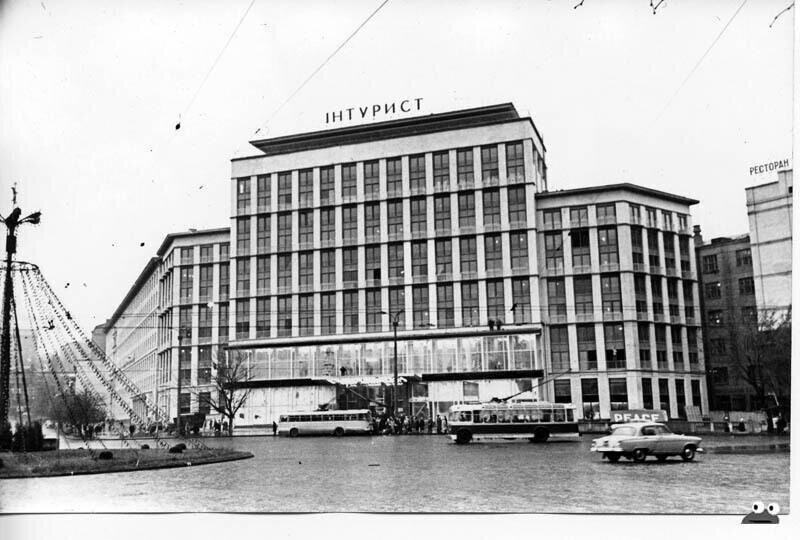 Площадь Ленинского Комсомола (ныне — Европейская пл.), вид на гостиницу «Интурист» (современное название отеля — «Днепр»), 1962 год