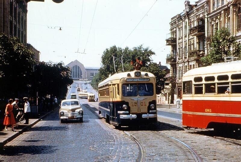 Улица Коминтерна, 1959 год. Вдали — Центральный Железнодорожный вокзал