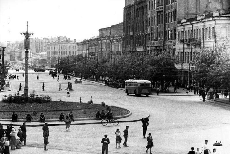 Площадь Сталина, май 1947 года. В 1961 году будет переименована в площадь Ленинского Комсомола, а в 1991 году, уже в независимой Украине, площади вернут одно из ее исторических названий — Европейская (так она называлась с 1851-го до 1869 г.)