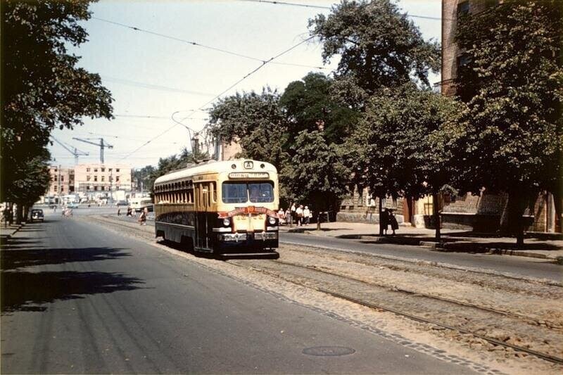 На заднем плане — строящийся цирк (площадь Победы), 1959 г.