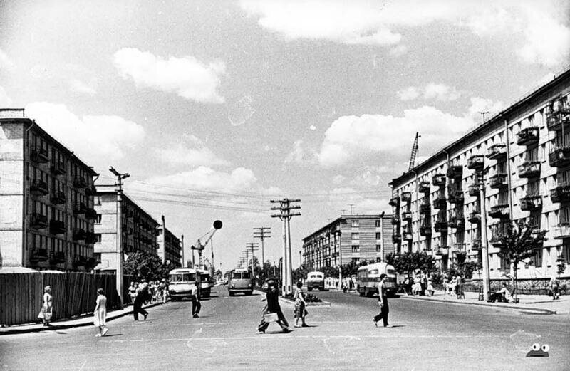 Проспект Мира перед Ленинградской площадью, 1959 год. Слева за забором в наши дни находится универмаг (или уже торговый комплекс) «Дарница»