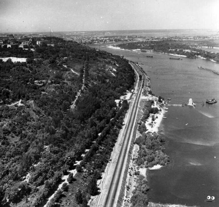 Днепровская набережная. В том месте, где на фото видны опоры старого цепного моста, сейчас находится Мост Метро (начало 1960-х годов)