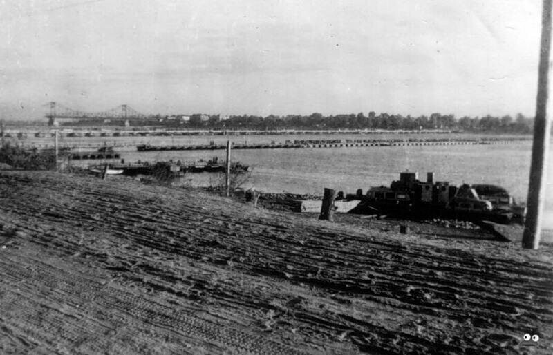 Так в 1942 году выглядела Днепровская набережная. Вдали — разрушенный Цепной мост