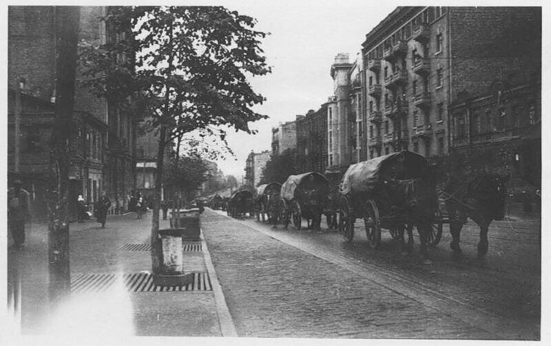 Немецкая колонна на углу улиц Красноармейской (ныне — Большая Васильковская) и Жилянской, 1941 год
