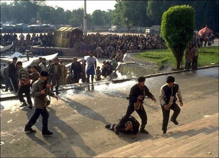 Вооруженные боевики на улицах Душанбе в 1992 году