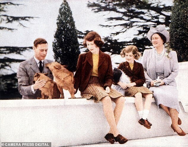 Елизавета и Маргарет с родителями, Виндзор, 1940 г.