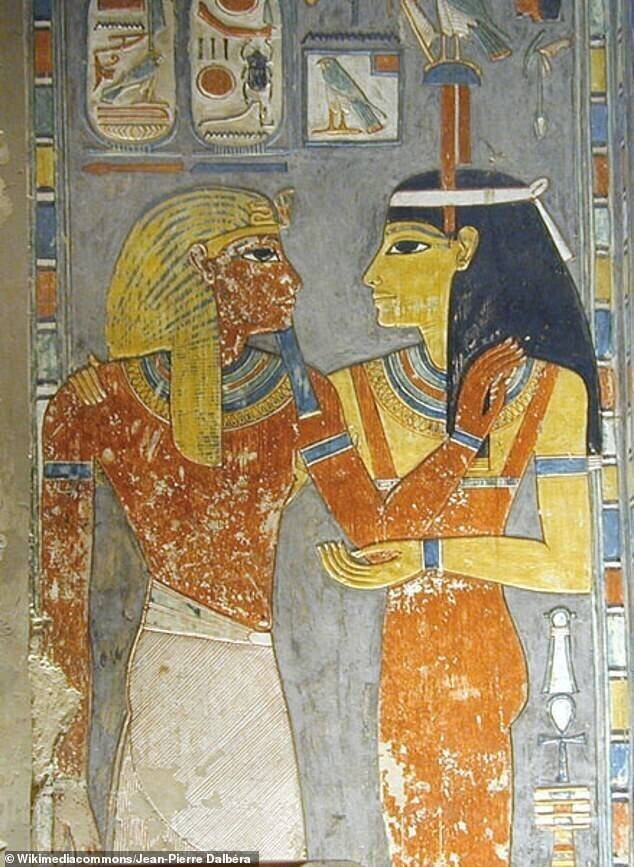 Внутри саркофага 3000-летней мумии нашли уникальные рисунки