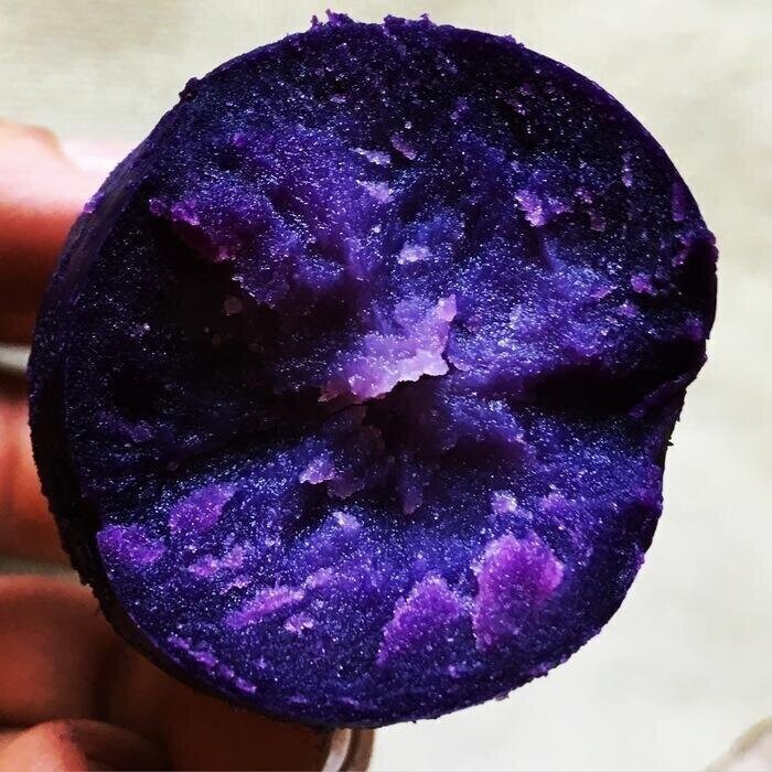 Фиолетовый картофель после варки выглядит так, словно в нём целая Вселенная