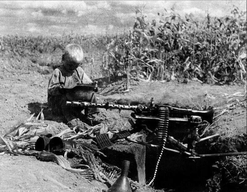 Мальчик играет с немецким оружием. УССР 1943