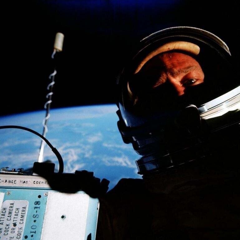 Астронавт Базз Олдрин делает первое селфи в космосе. 1966