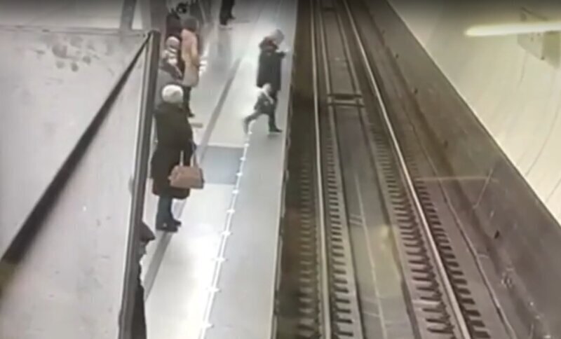В московском метро женщина засмотрелась в телефон и упала на рельсы