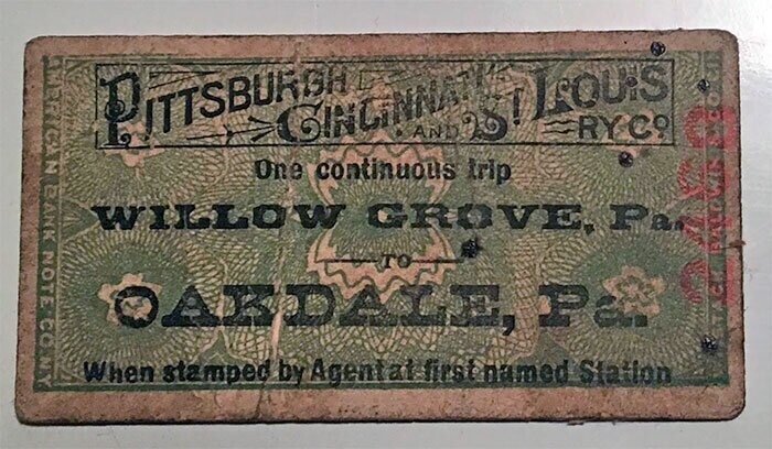 26. "Этот железнодорожный билет мы нашли в нашем сарае. Печать на обороте указывает на 18 августа 1890 года"