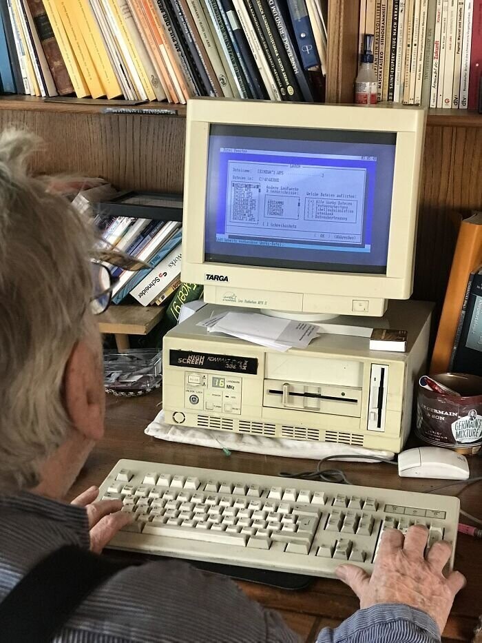 21. "Дедушка все еще использует старый компьютер, работающий под DOS. Вводит данные, распечатывает на принтере, сохраняет файлы на дискетах"
