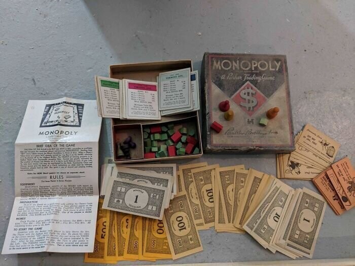14. "Нашел старый набор для игры в "Монополию" в стене моего дома, построенного в 1925 году"
