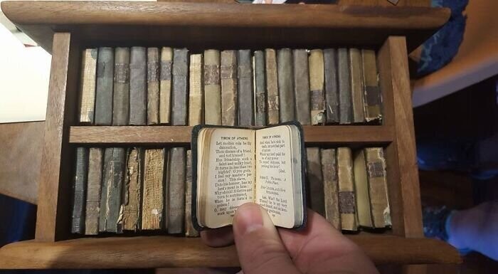 2. "От моего деда остался набор книг-миниатюр со всеми пьесами Шекспира. Ему 111 лет"
