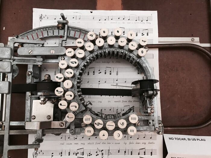 23. Это редкая винтажная пишущая машинка 1950-х годов, которая позволяет печатать ноты