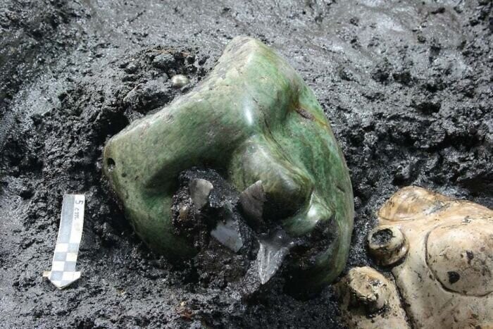 25. 2000-летняя зеленая маска из серпентина, найденная у основания пирамиды Солнца, Теотиуакан, Мексика