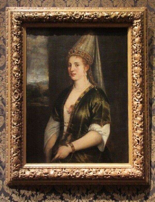 Картина, которая считается самым известным портретом Роксоланы. Тициан (мастерская). «Портрет женщины, т.н. La Sultana Rossa», 2-я пол. XVI века. Музей искусств Дж. и М. Ринглинга (Флорида).