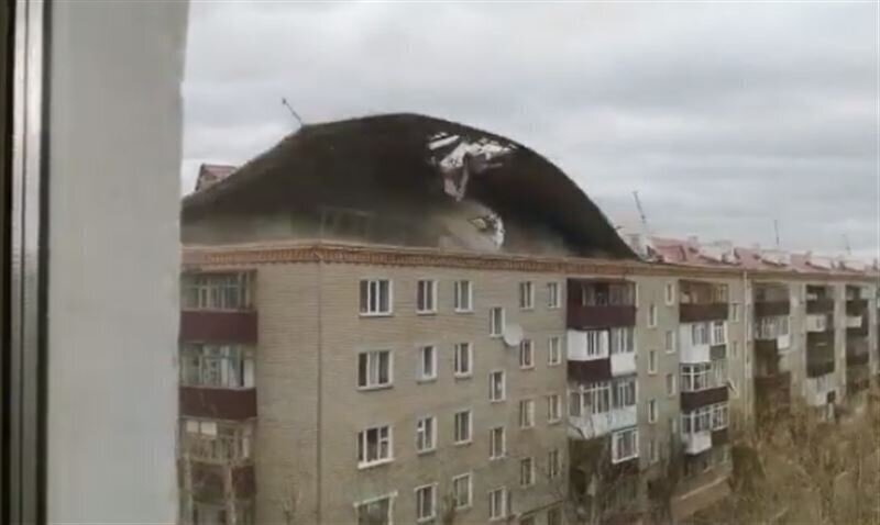 В Казахстане ураганный ветер сорвал крышу пятиэтажного жилого дома