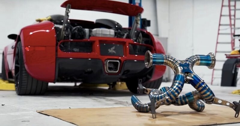 Bugatti Veyron, с новой титановой выхлопной системой, звучит очень громко