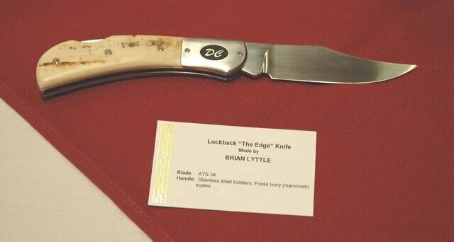 Классический североамериканский охотничий нож, производство которых налажено с конца 19-го века. Отличается десятисантиметровым лезвием и ручкой из рога оленя или слоновой кости. 