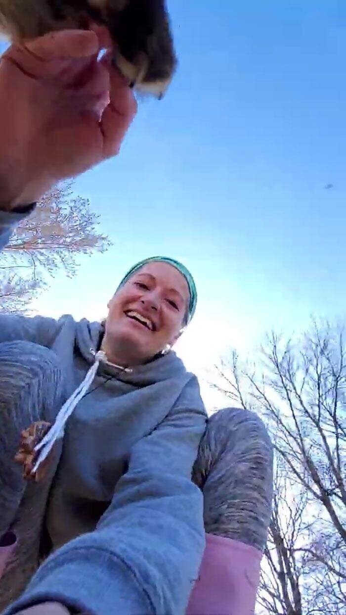 Видео начинается с того, как основательница организации Микайла Рейнс снимает видеоролик о том, как она занимается йогой на открытом воздухе