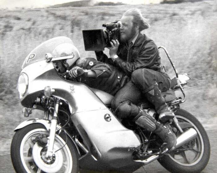 Оператор Дэвид Эггби на съемках фильма "Безумный Макс", 1978 год, Австралия