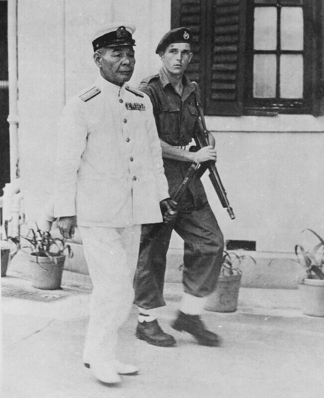 Японский вице-адмирал Фудзита направляется на подписание акта о капитуляции. 1945