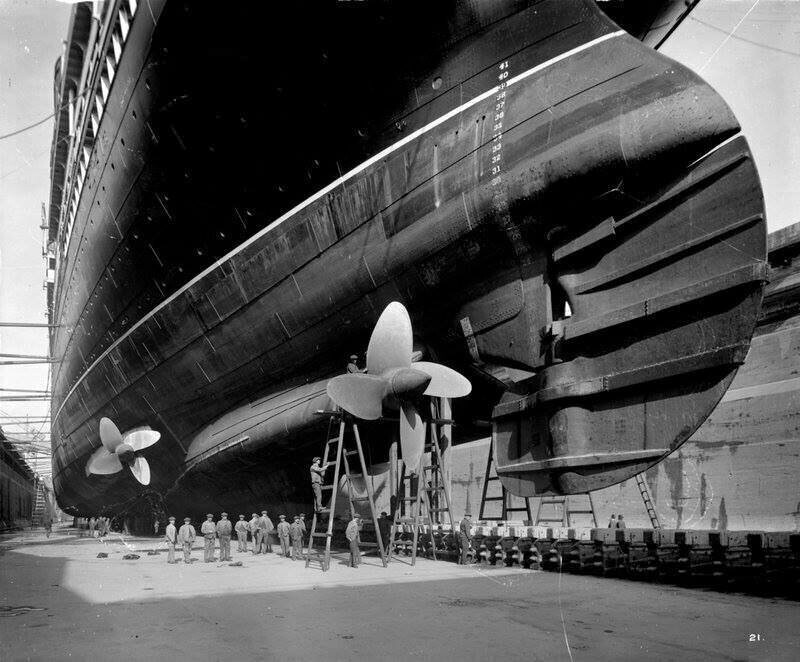 Корма британского лайнера RMS Aquitania (постройки 1914 года) в доке: