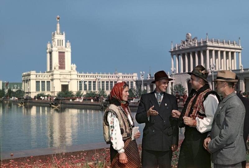 Передовики сельского хозяйства из республик СССР на ВСХВ, 1954 год