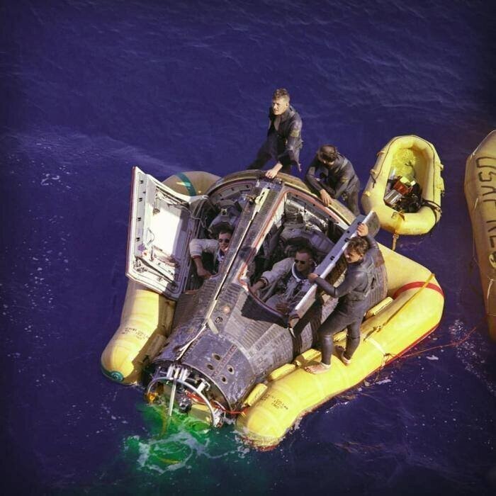 Космический корабль Джемини–8 и его экипаж — астронавты Нил Армстронг и Дэвид Скотт после возвращения на землю, 17 марта 1966 года, США.