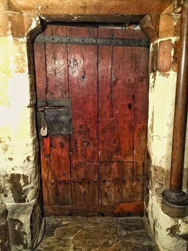 Очень старая деревянная дверь, вроде, самая-самая.