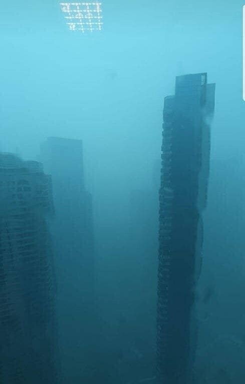Вид из квартиры в небоскребе во время шторма