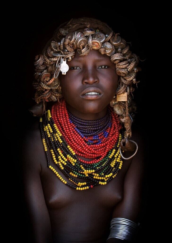 Девочка племени дасанеч в парике из бутылочных крышек