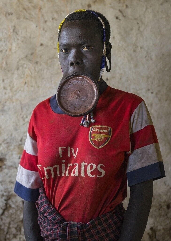 Женщина племени мурси в футболке Arsenal