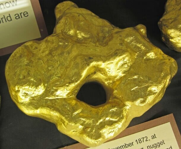 Абсолютно чистое золото настолько мягко, что его можно мять руками.