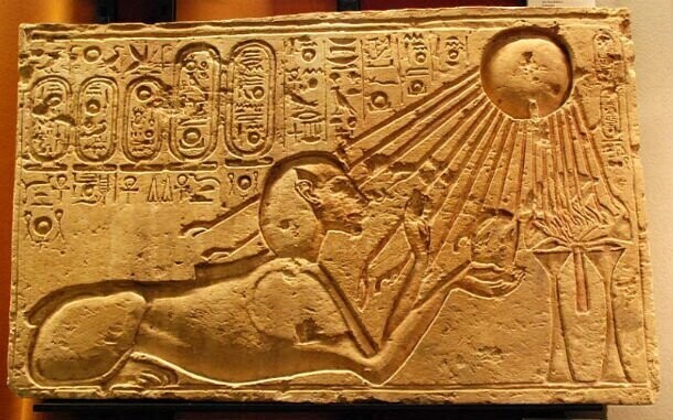В древнем Египте золото считалось кожей или плотью богов, особенно египетского бога солнца Ра. Следовательно, золото было недоступно никому, кроме фараонов, и только позже священникам и другим членам королевского двора.
